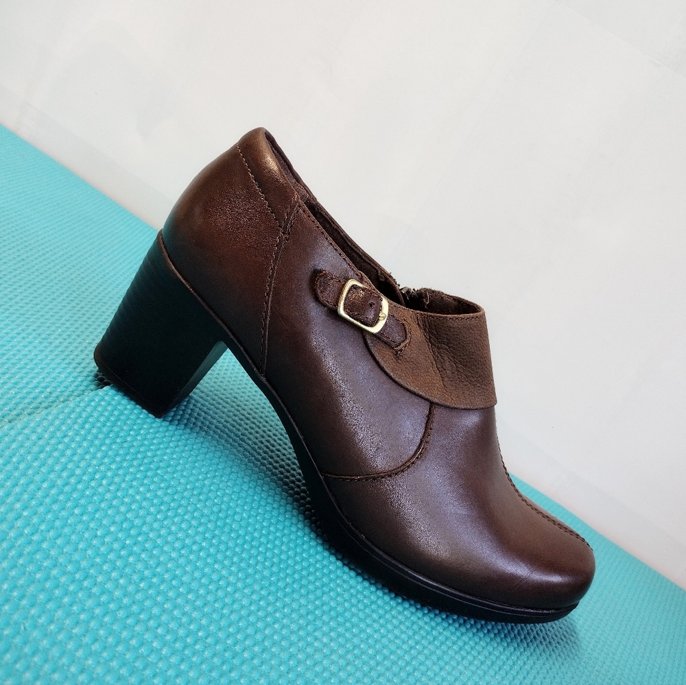 CLARKS Bendable Leather Side Zip Ankle Boots Size 8.5M